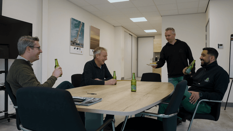 Monteur aan het werk in de werkplaats